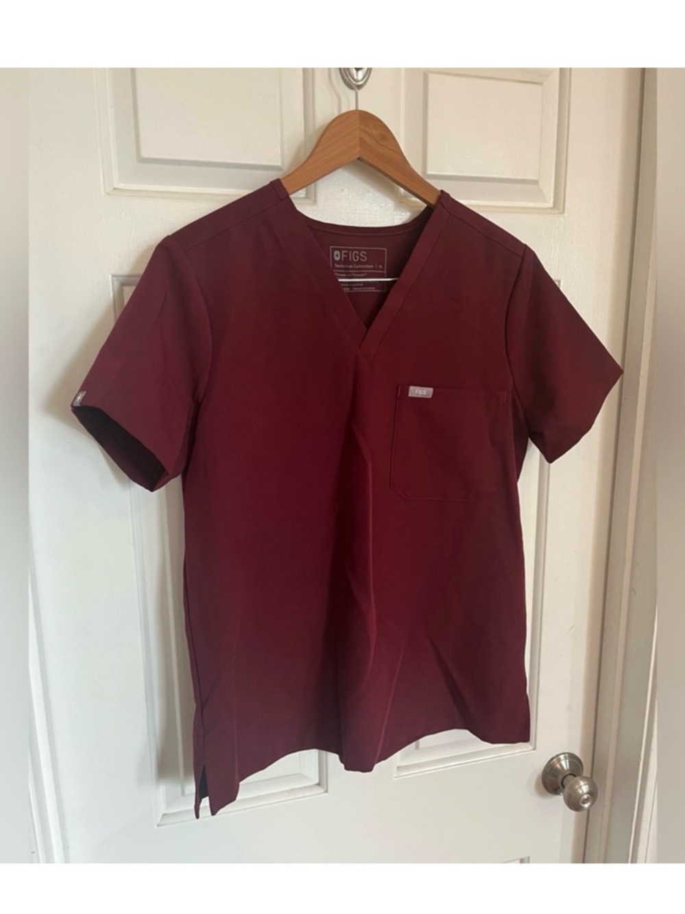 FIGS Catarina Technical Collection Pocket Scrub Top Women's Size Medium Burgundy